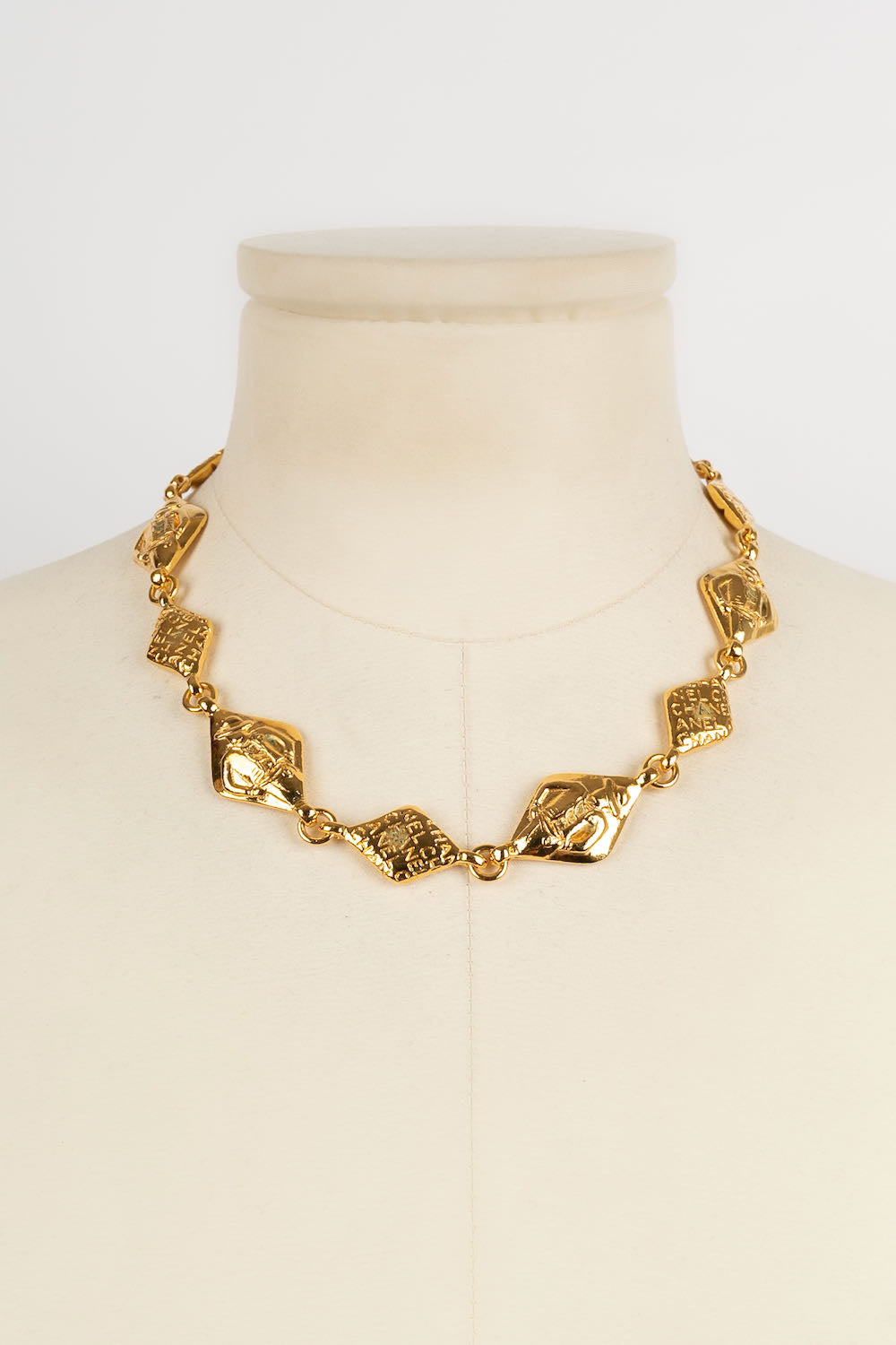 Collier court Chanel