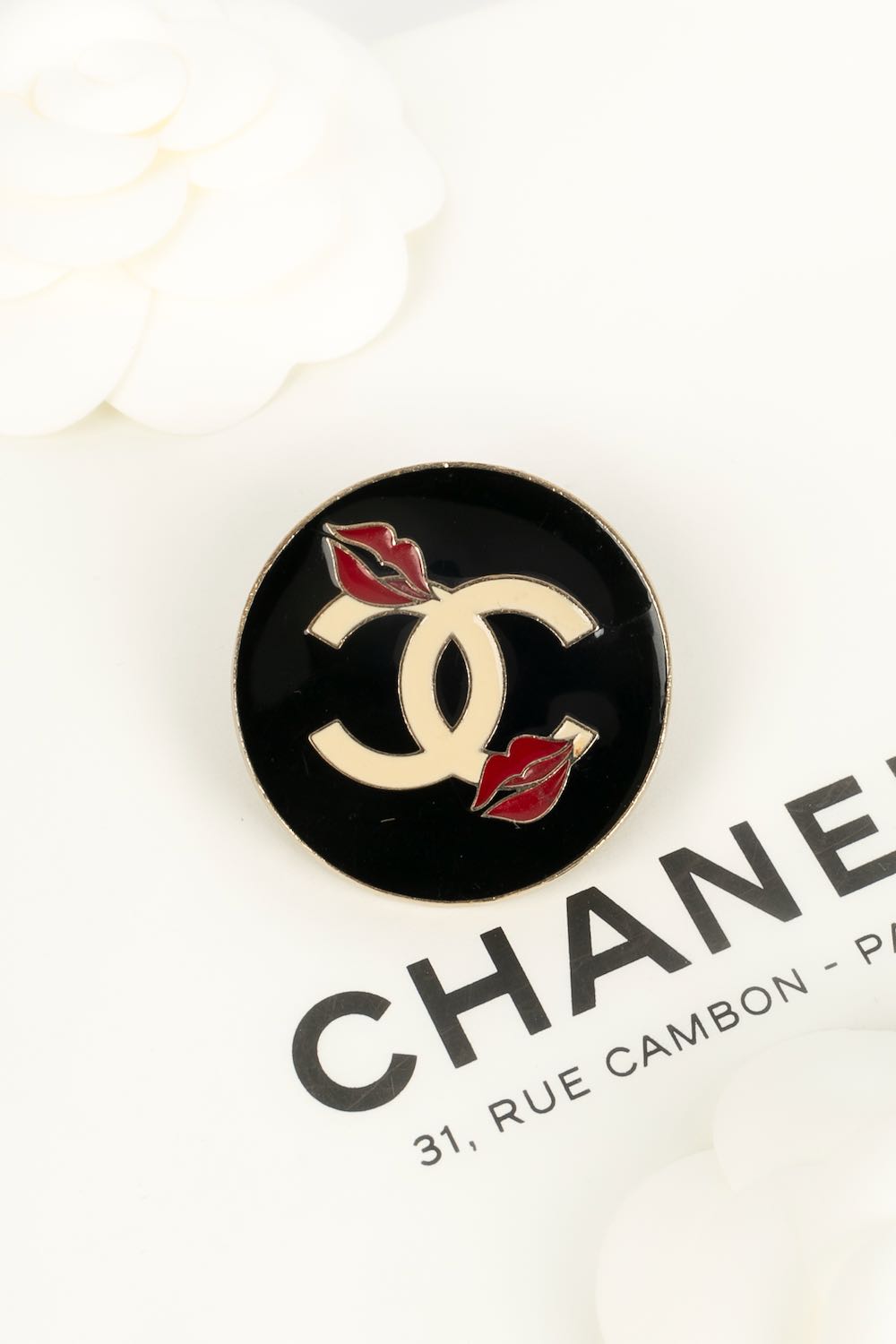 Broche pins Make Up Chanel 2004