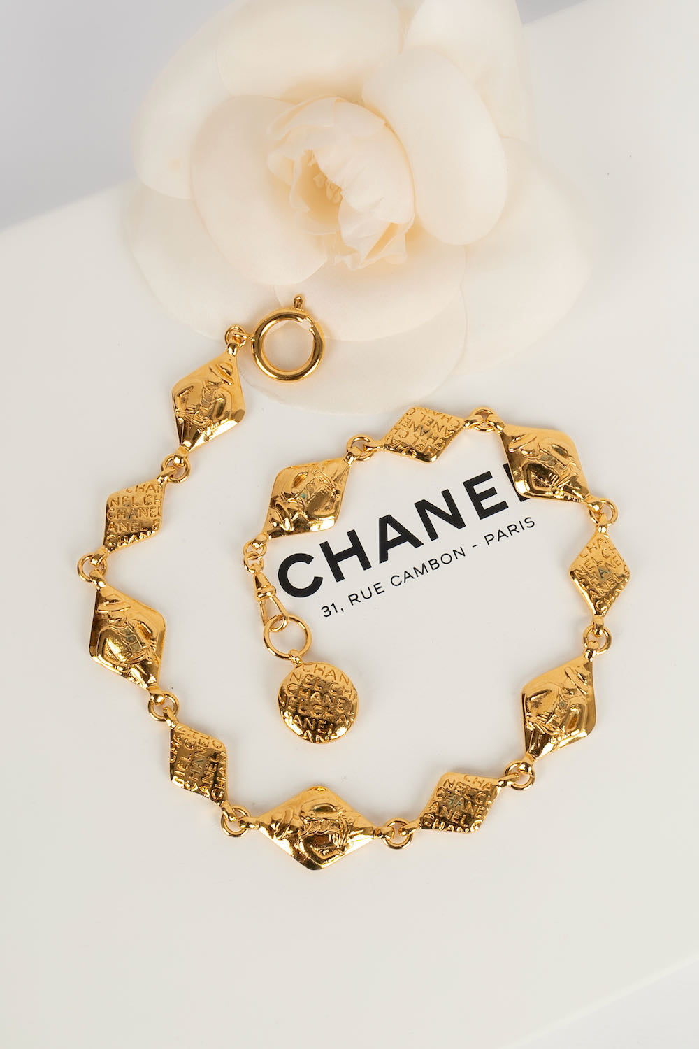 Collier court Chanel