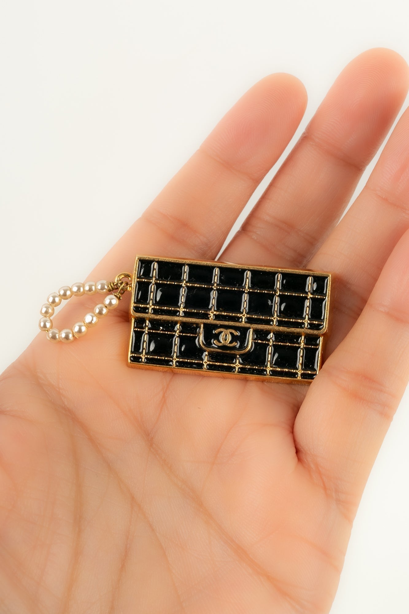 Broche / Pins "sac à main" Chanel 2002