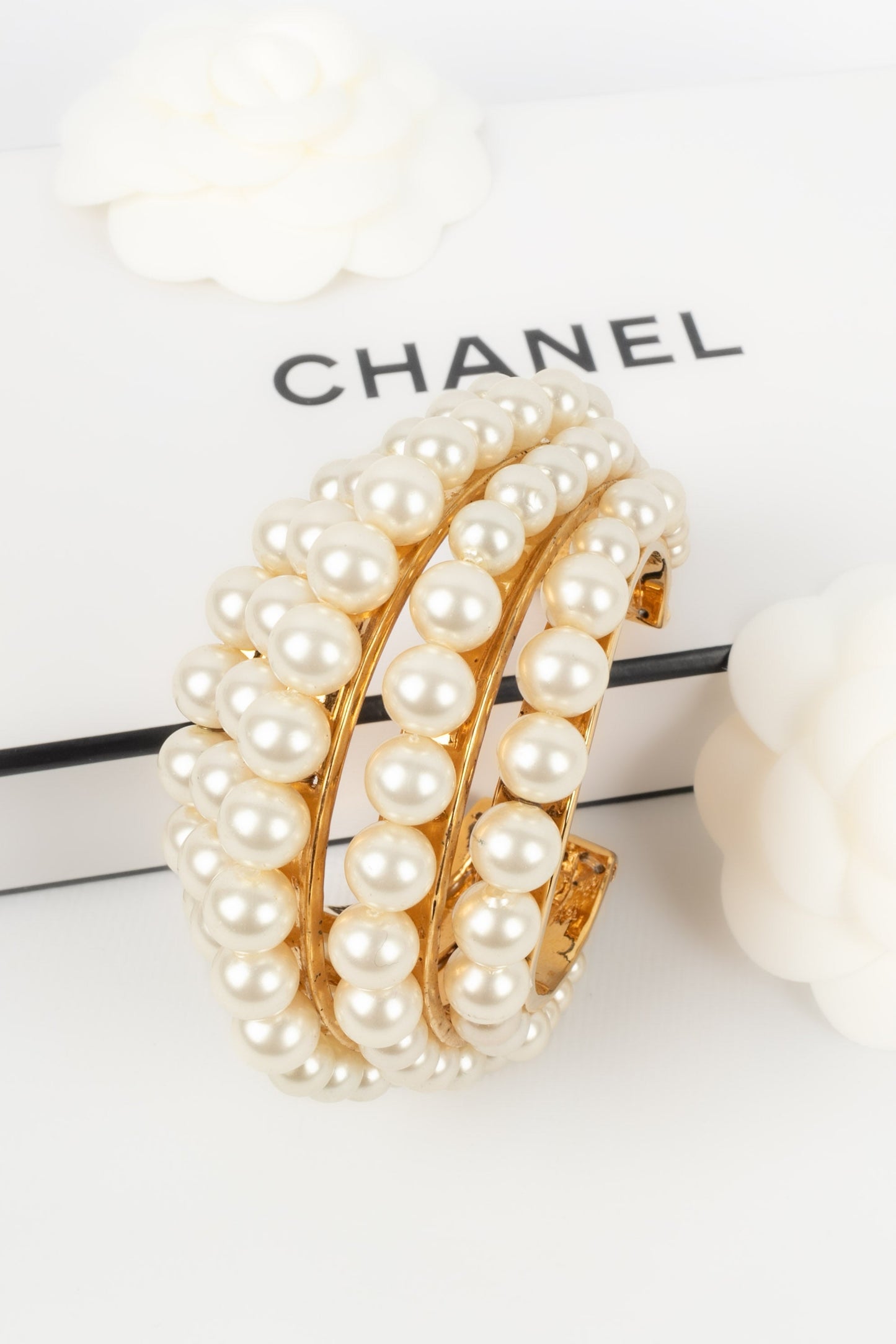 Bracelet manchette de perles nacrées Chanel
