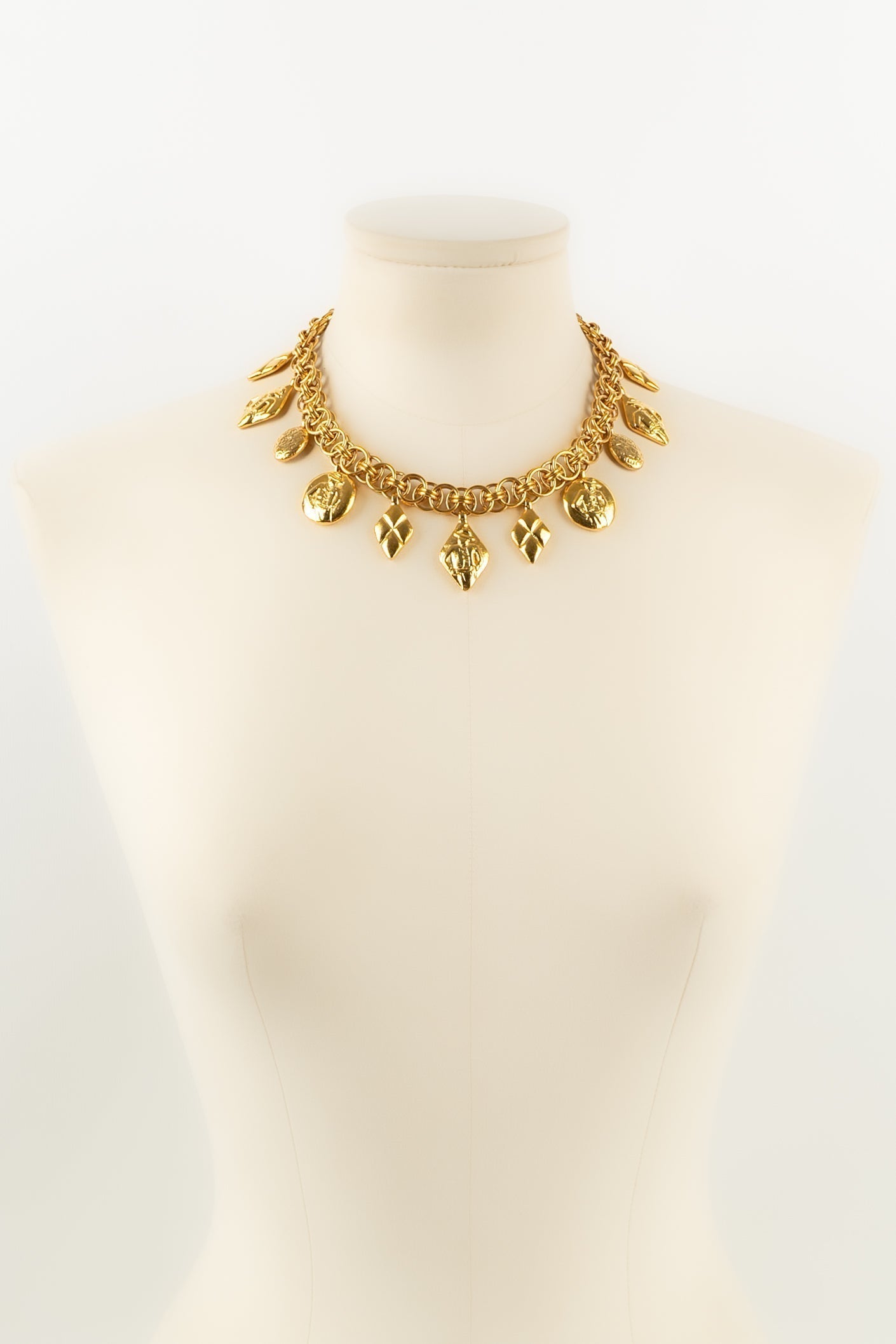 Collier doré Chanel