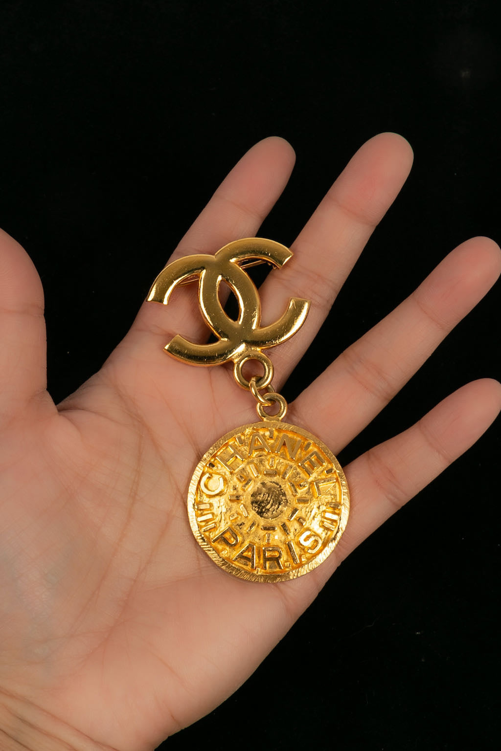 Broche dorée Chanel 1995