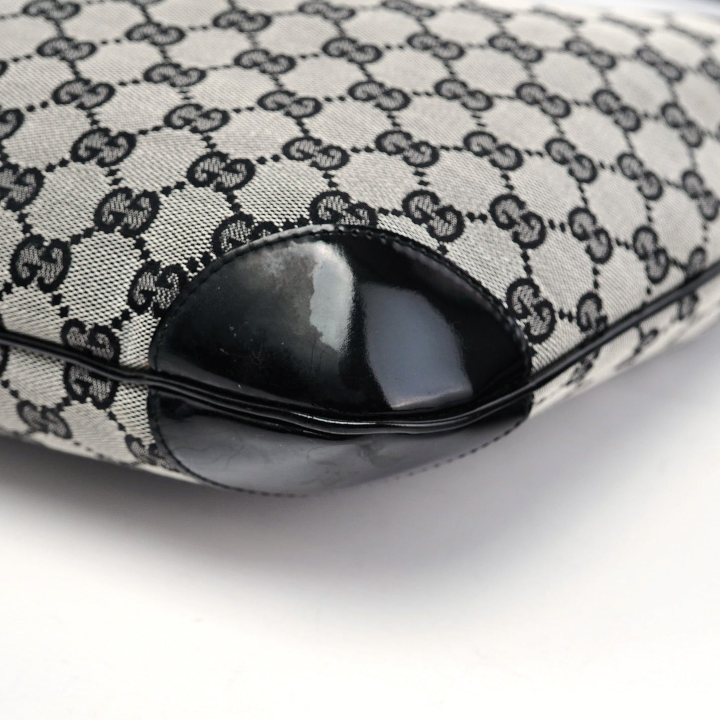 001 4157 Grey GG Patent Shoulder Bag