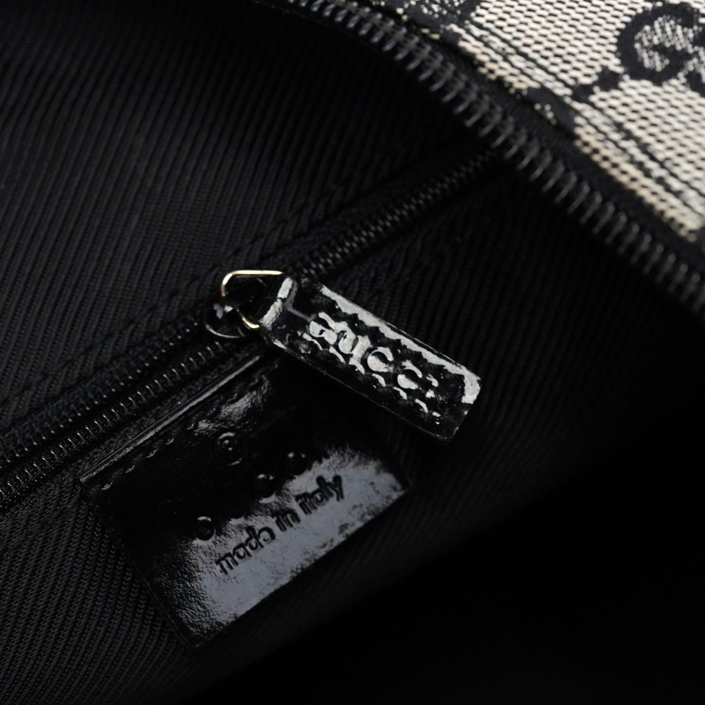 001 4157 Grey GG Patent Shoulder Bag