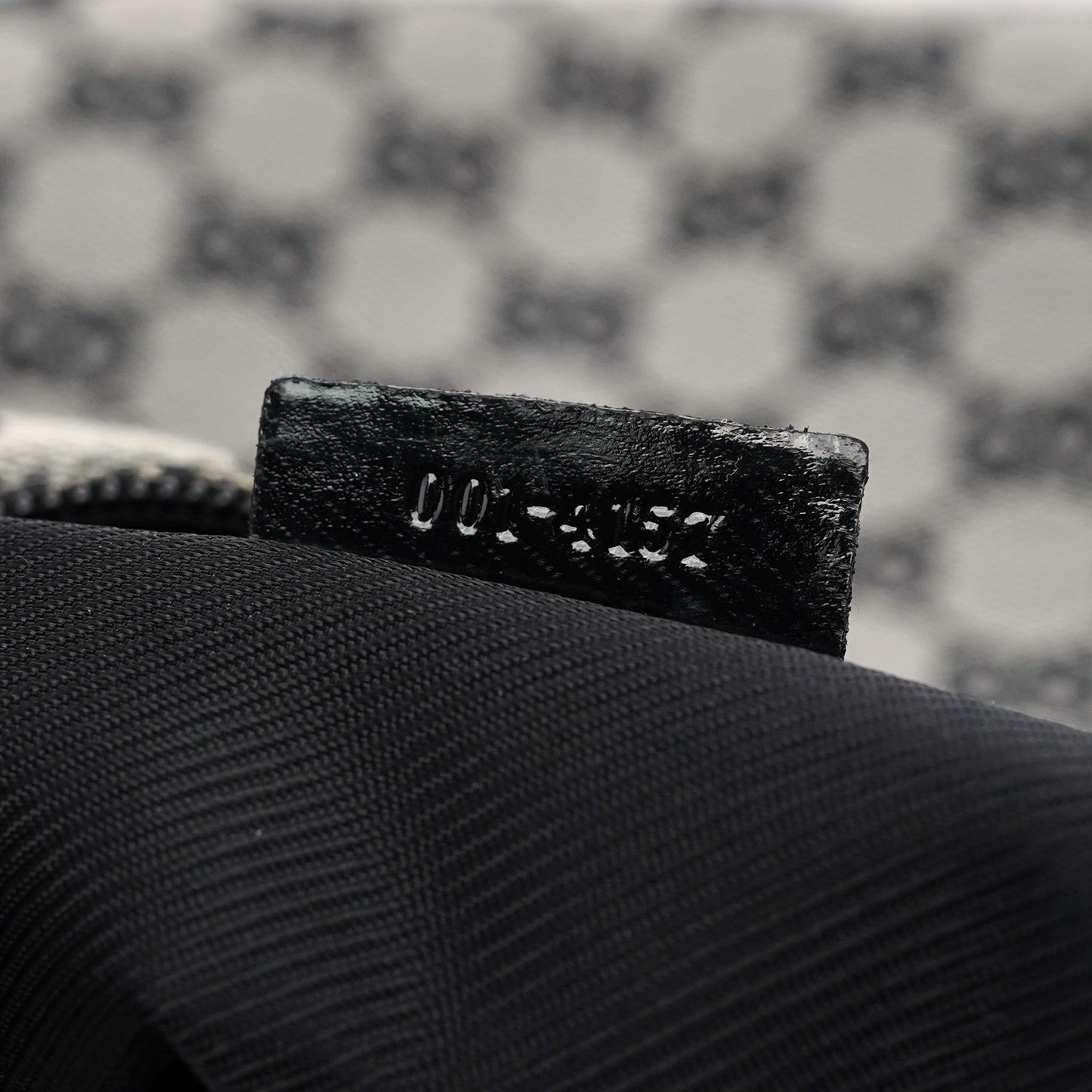 001 4157 Grey GG Patent Shoulder Bag