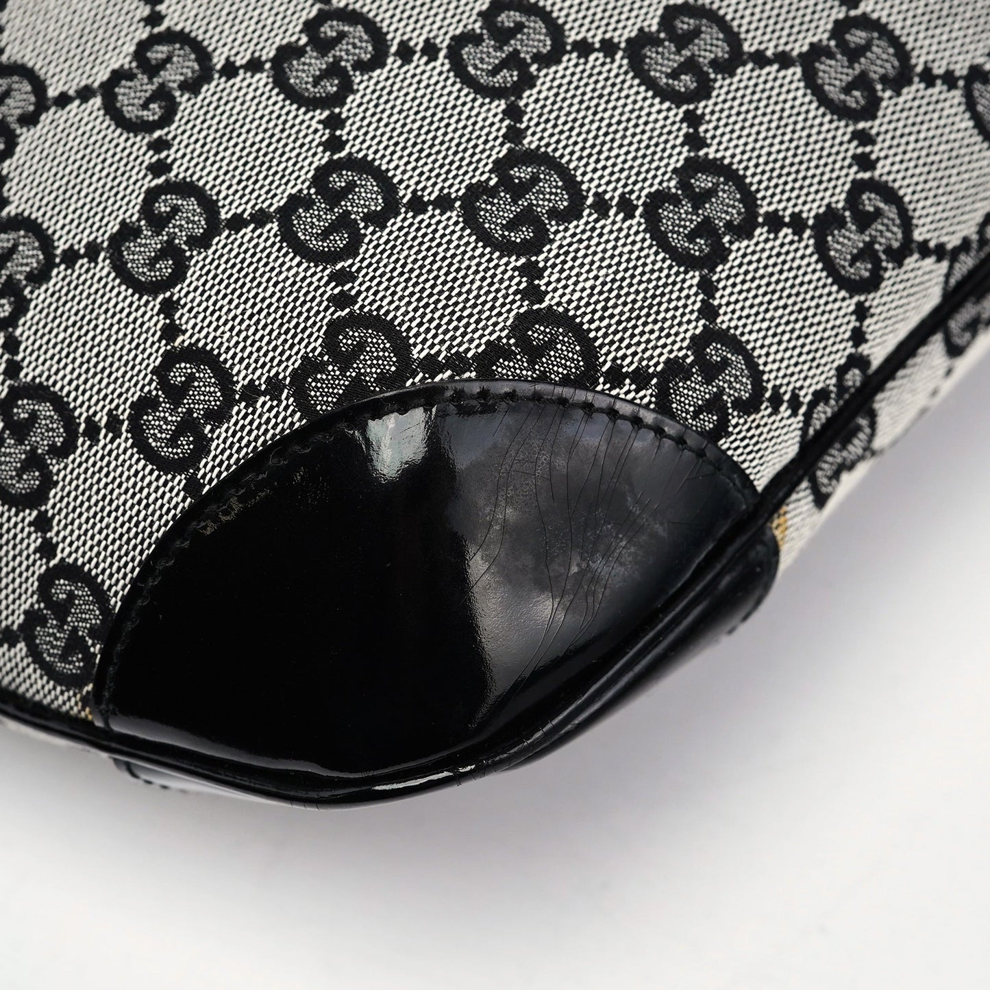 001 4157 Grey GG Patent Shoulder Bag