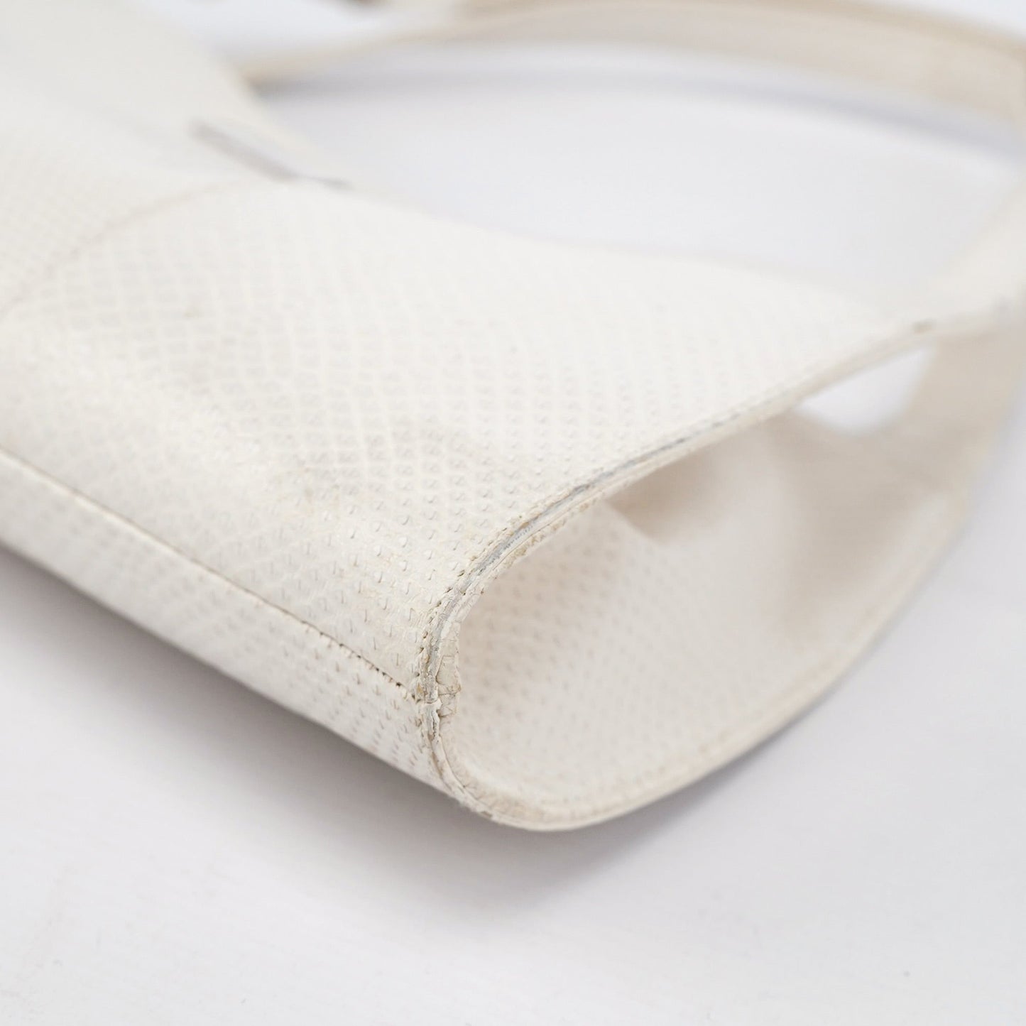 001 4243 White Lizard Embossed Shoulder Bag