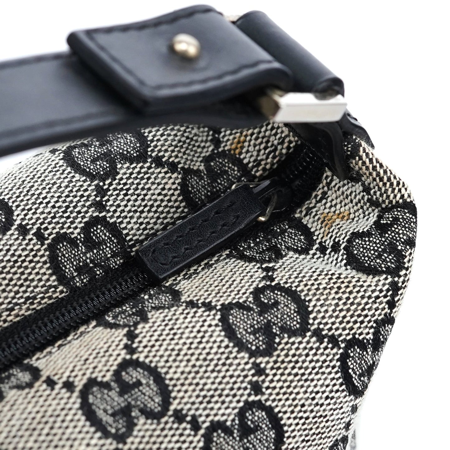 039 1147 Grey GG Handbag