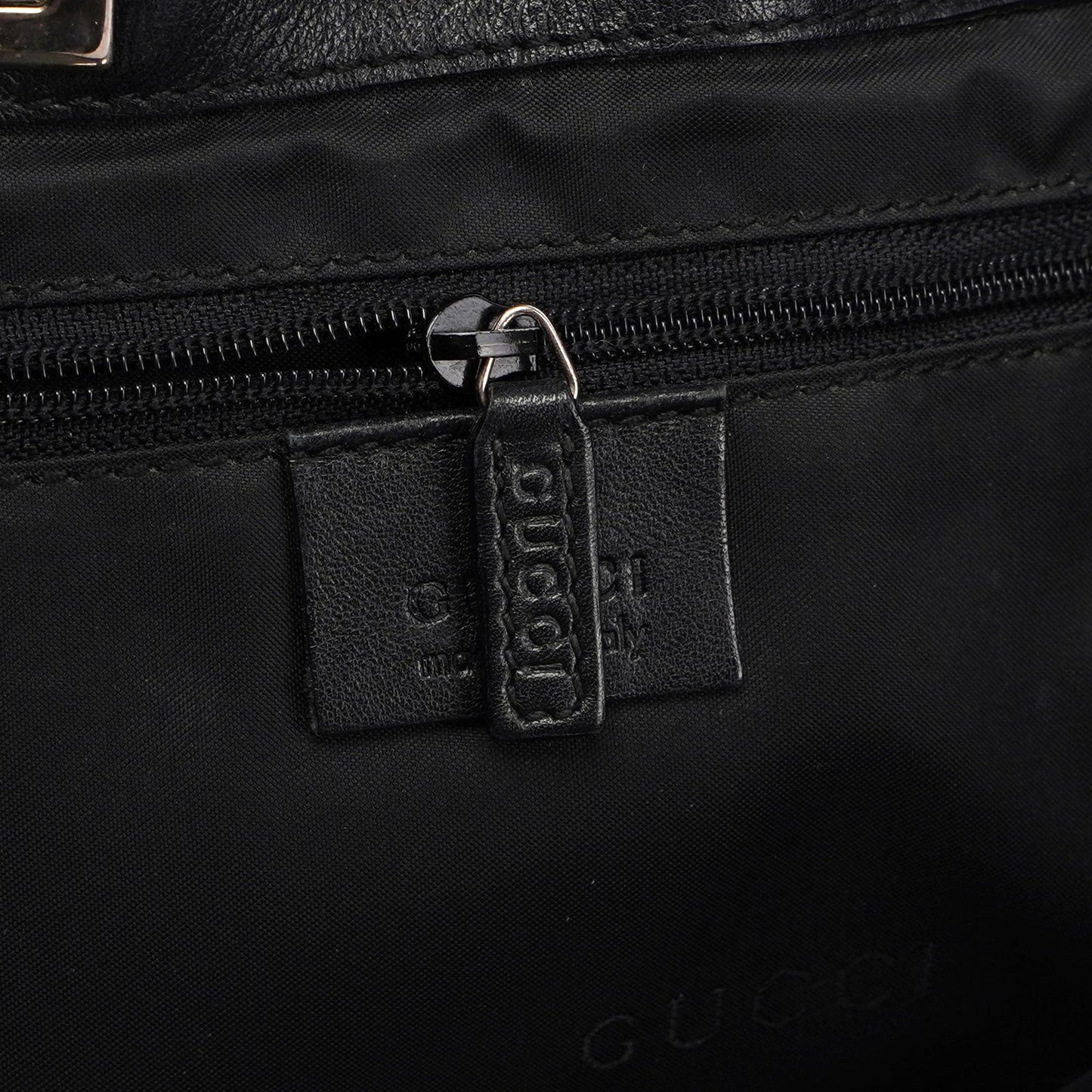 5338. Gucci Black Calfskin Drawstring Chain Tote